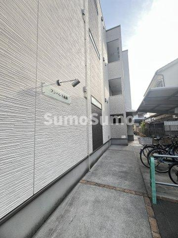 神戸市東灘区青木２丁目のアパートのエントランス