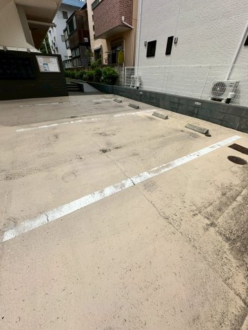 フローレンス夙川2の駐車場