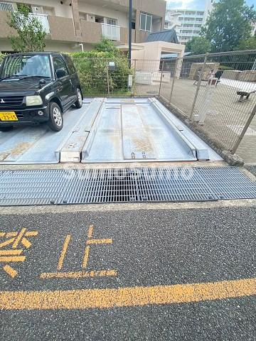 UR西宮マリナパークシティ丘のある街　8号棟の駐車場|きれいな外観です