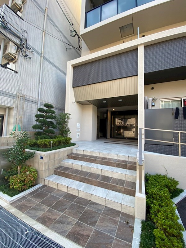 STEADY三宮のエントランス