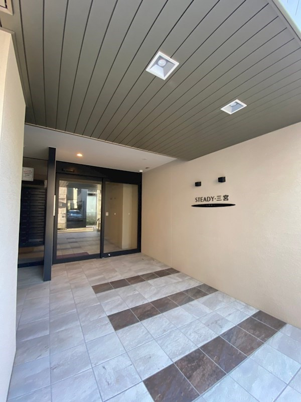 STEADY三宮の外観