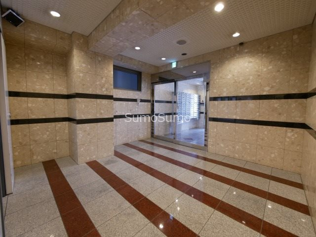 B-RISE新町のエントランス