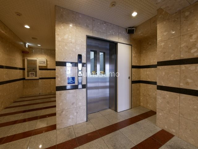 B-RISE新町のロビー