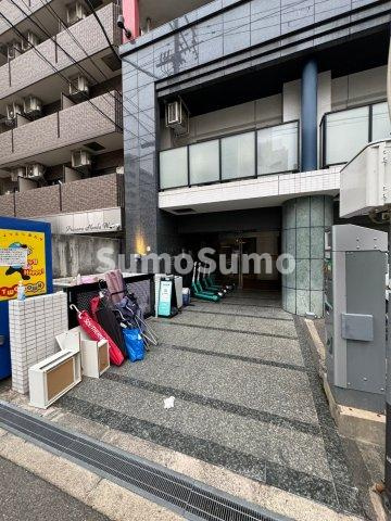 Blue Bee桜川駅前のエントランス