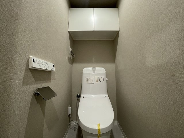 【トイレ】 | レーベンハイム東武練馬　（成増店） | 白でまとめた清潔感のあるトイレ
