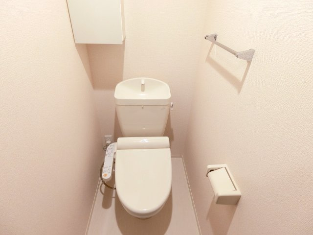 エントラールBのトイレ|落ち着いた色調のトイレです