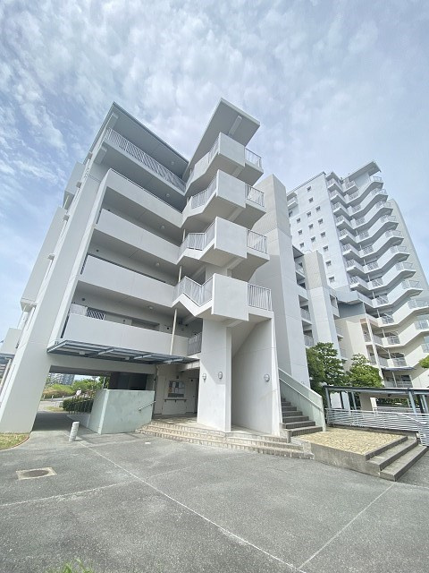 UR浜甲子園さくら街　15号棟の外観