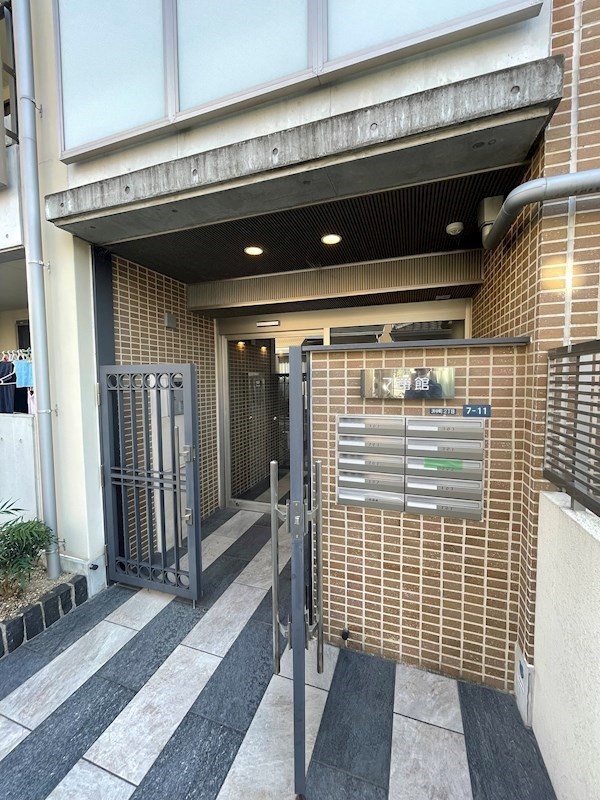 7番館のエントランス|ゆとりのあるエントランスです