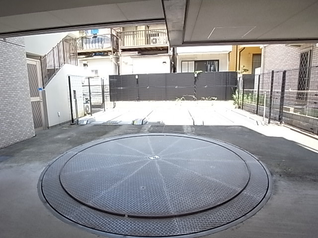 ロアール神戸住吉の駐車場