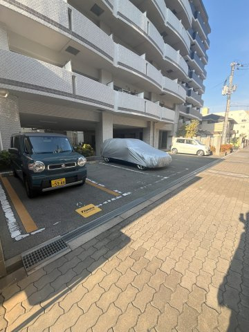 ルクレ新大阪レジデンスの駐車場|車をお持ちの方に嬉しい駐車場付きの物件です