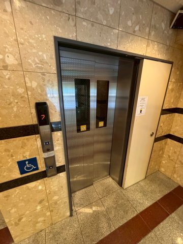 B-RISE新町のロビー
