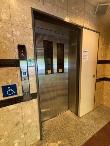 B-RISE新町のロビー