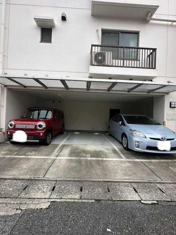 AH徳井の駐車場