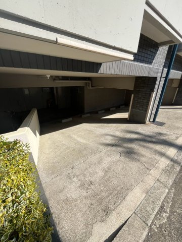 アーネスト苦楽園の駐車場