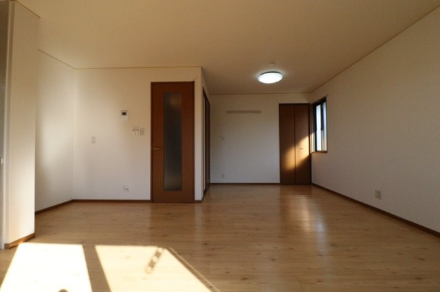 スゥイートガーデン国富　西棟の居間・リビング