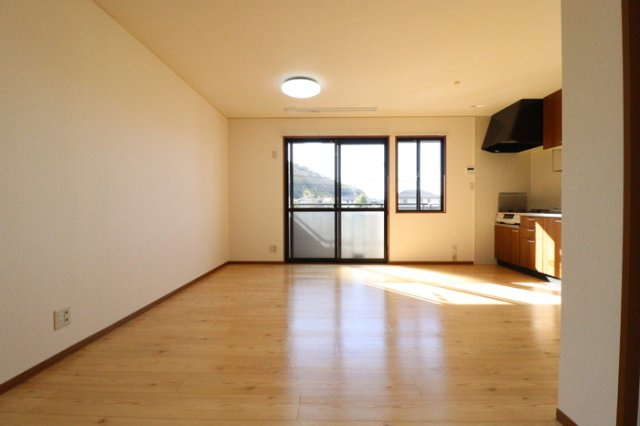 スゥイートガーデン国富　西棟の居間・リビング