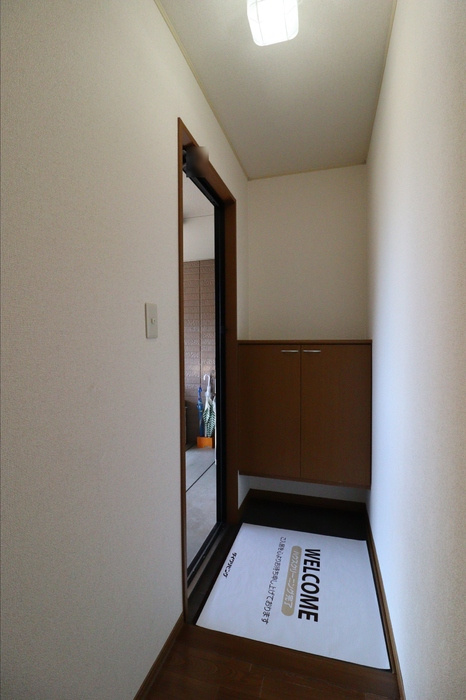 スゥイートガーデン国富　西棟の玄関