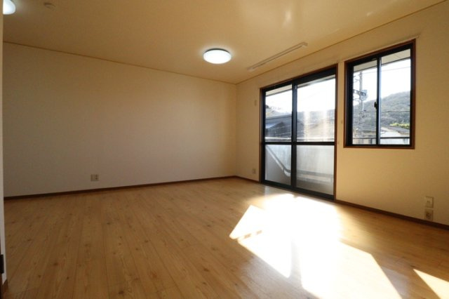 スゥイートガーデン国富　西棟の居間・リビング