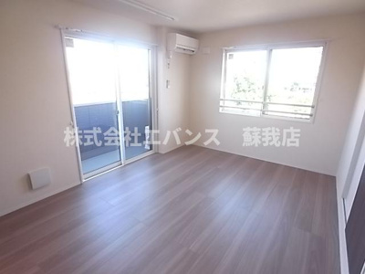 【寝室】 | エバー葛城 | 広くて明るい寝室