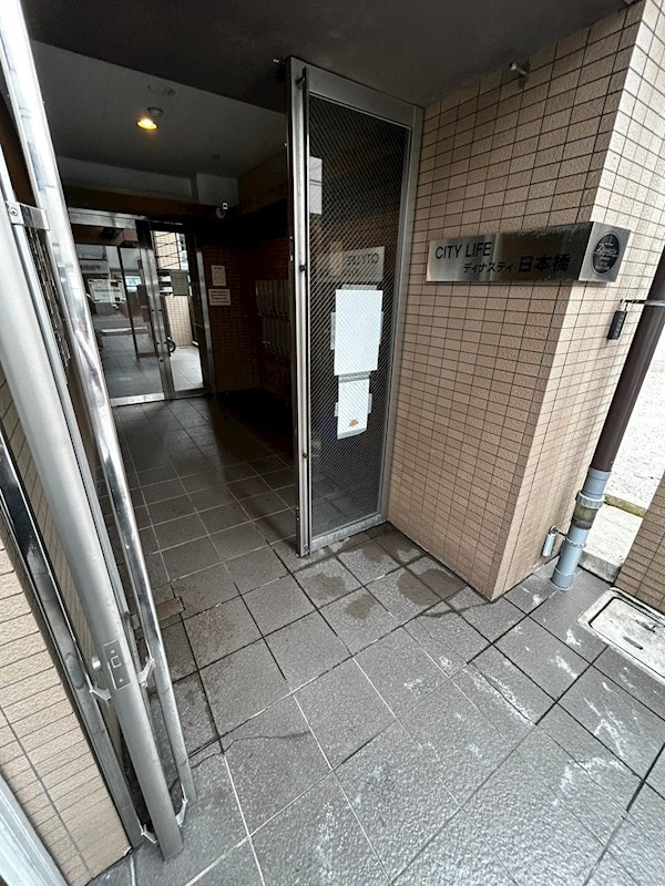 大阪市中央区瓦屋町３丁目の賃貸マンションのエントランス