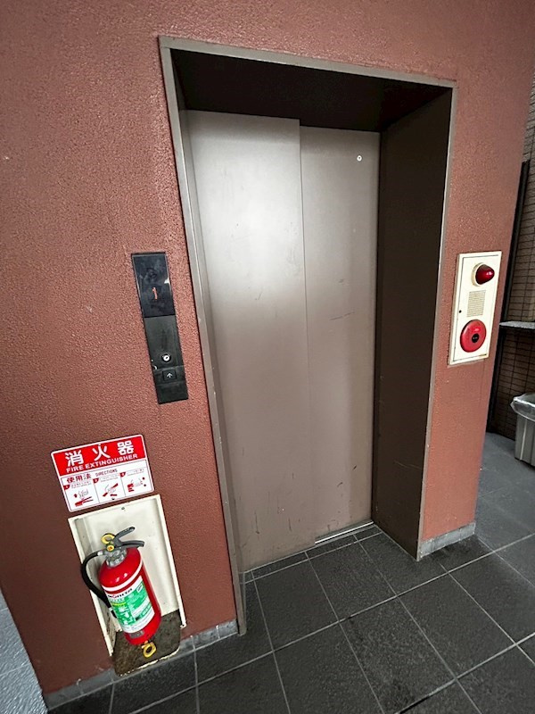 大阪市中央区瓦屋町３丁目の賃貸マンションのロビー