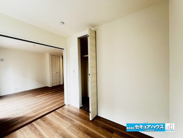 【本日ご案内可能】日進市浅田平子1丁目　全2棟の洋室|【1階洋室3.7帖】
◆クローゼット付きです。
◆普段は扉を開けてお子様の遊び場として、来客時には扉を閉めて使用するなど汎用性が高いお部屋です。
◆階段の上り下りが不要なお部屋の為将来にも役立ちます。