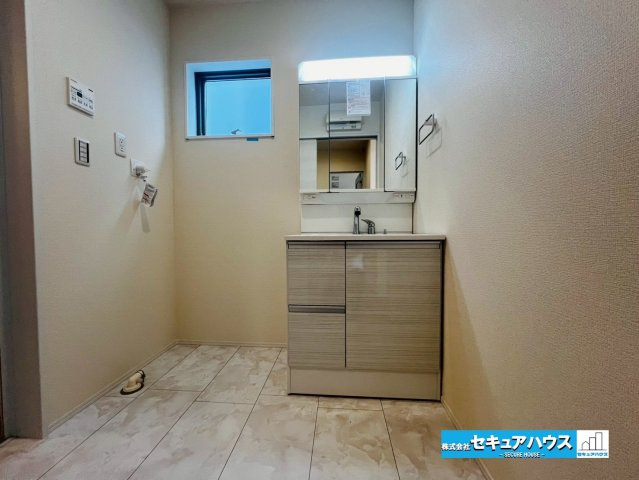 【本日ご案内可能】日進市浅田平子1丁目　全2棟の独立洗面台|【洗面台】
◆鏡の裏にはたっぷりと収納スペースを標準装備！
◆洗面台下にも収納スペースがあるため、ヘアアイロンやドライヤーなども片付きます。
◆電源を付属しているのでドライヤーなど利用できます。　　　