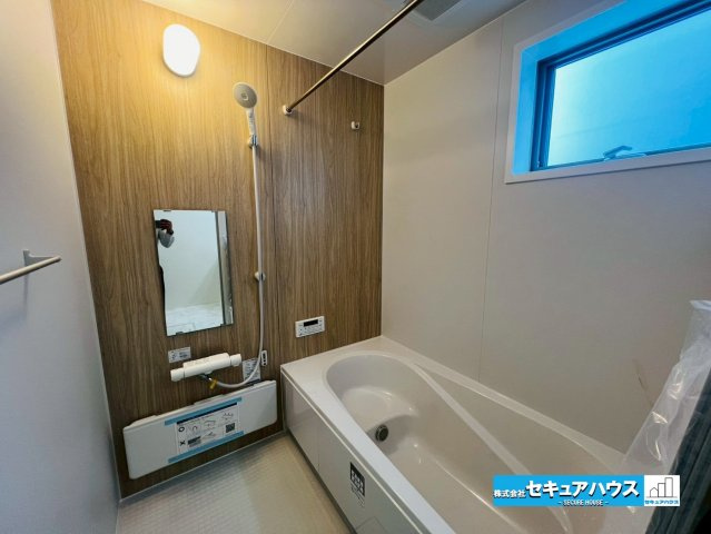 【本日ご案内可能】日進市浅田平子1丁目　全2棟の浴室|【浴室】
◆アクセントパネルで落ち着きのある雰囲気を演出します。毎日の疲れを癒やすバスタイムをお楽しみ下さい！
◆窓付きで、カビの繁殖を抑える効果があります。
◆追い炊き機能を備えたオートバスです。　