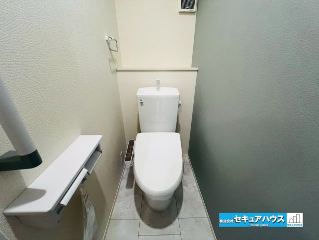 【本日ご案内可能】日進市浅田平子1丁目　全2棟のトイレ|【高機能トイレ】
◆高機能トイレの多くは便器のフタの開閉が自動であり、使用後に手動で水を流す面倒もなく非常に便利です。スタイリッシュな見た目で、お掃除しやすく、節水効果が高いです。　　　　　　　　　　