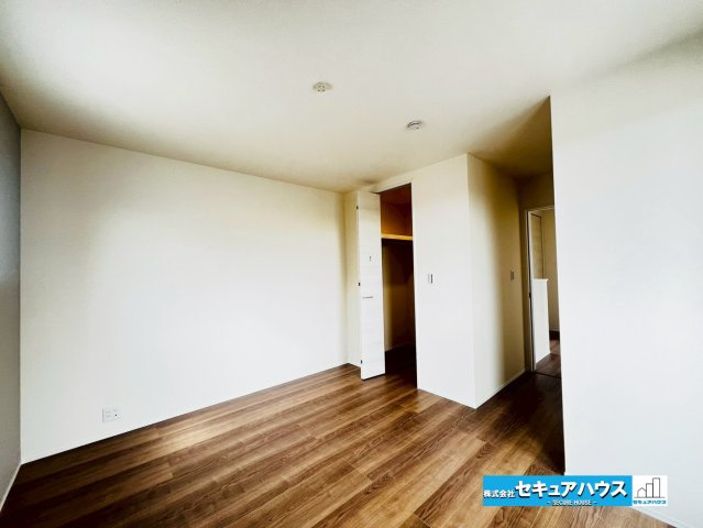【本日ご案内可能】日進市浅田平子1丁目　全2棟の洋室|【7.1帖の洋室】
◆広々とした居住空間は日々の暮らしを彩り、心のやすらぎと満足感を与えてくれます。通風と採光を考慮した設計は子供たちはのびのび育ち、家族でくつろぎと団らんを生み出します。　　　　　　