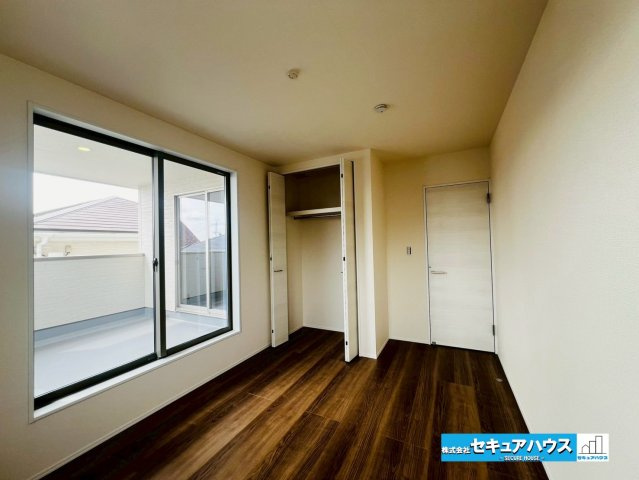 【本日ご案内可能】日進市浅田平子1丁目　全2棟の洋室|【6.1帖の洋室】
◆家族一人ひとりの大切なプライベート空間。趣味に合わせて使って頂けるようシンプルに仕上げてあります。暮らし心地を大きく左右する収納を、適材適所に配置し使い勝手を考慮しました。　　　