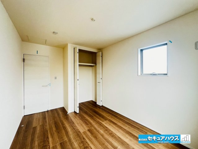 【本日ご案内可能】日進市浅田平子1丁目　全2棟の洋室|【6.1帖の洋室】
◆お子様のお部屋や主寝室、来客時の宿泊室、趣味のお部屋としてもご利用いただけます♪
◆全居室収納付きの為、各居室ごとにお洋服や荷物をしまうことができる収納豊富なお家です。　　　　　