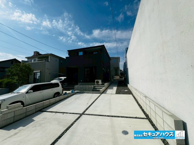 【本日ご案内可能】日進市浅田平子1丁目　全2棟の駐車場|【駐車場】
◆並列駐車2台可能！
◆前面道路幅員4.7ｍで車通り少ないため、駐車も楽々です。
◆前面道路からお家が奥に入った旗竿地の為、通行人の支線が届きにくくプライバシーと防犯性が高いのも魅力です。