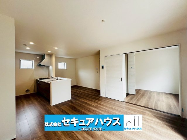 【本日ご案内可能】日進市浅田平子1丁目　全2棟の居間・リビング|【LDK16帖】
◆ブラウン×ホワイトの「温かみ」と「清潔感」が共存する、落ち着いた大人の癒し空間を演出したデザイン。ブラウンで落ち着きを、ホワイトで広さと明るさを出し、お洒落な雰囲気が魅力です。　　
