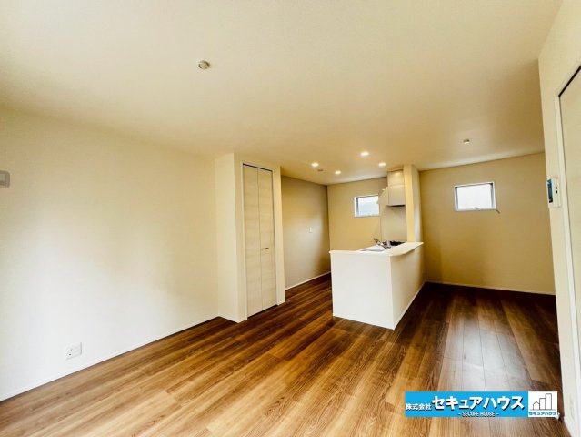 【本日ご案内可能】日進市浅田平子1丁目　全2棟の居間・リビング|【LDK16帖】
◆南向き×2面の窓により、通風も採光も良好な設計です。明るく風通し通しの良いリビングで家族の時間を過ごすことが出来ます。
◆クローゼットに掃除機や備品のストックを隠す収納可能です。　