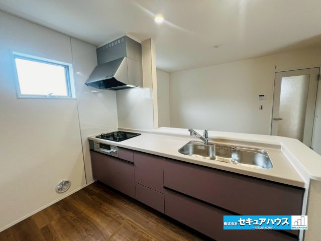 【本日ご案内可能】日進市浅田平子1丁目　全2棟のキッチン|【キッチン】
◆対面式キッチンの為、リビングで遊ぶお子様の様子やテレビを見ながら料理することができます。
◆キッチンの窓は調理中のニオイや煙、熱気を効率的に排出できる高い換気能力があります。　　　　　