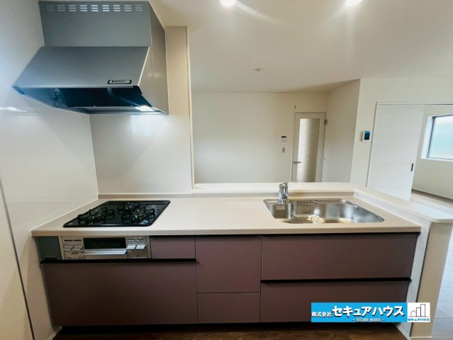 【本日ご案内可能】日進市浅田平子1丁目　全2棟のキッチン|【キッチン】
◆同時にたくさんの料理が調理できる3口コンロ付きです。「焼く・蒸す・煮る」の工程を同時進行で進めることができるので、料理を素早く作ることができます。育児でバタバタ忙しいママに嬉しい♪　　