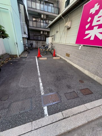ForYou湊川公園の駐車場|車をお持ちの方に嬉しい駐車場付きの物件です