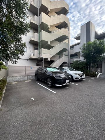 アウルムグランデの駐車場