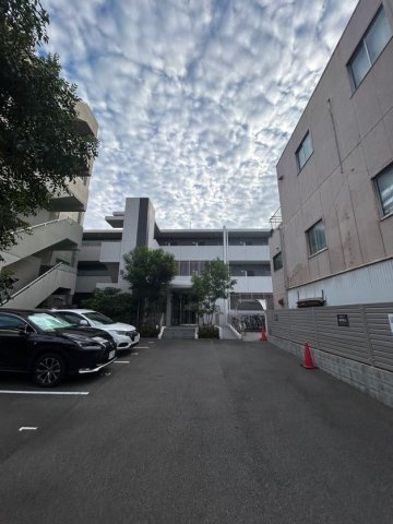 アウルムグランデの駐車場