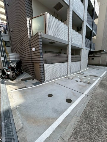 CREST TAPP 神戸湊町　NOIRの駐車場
