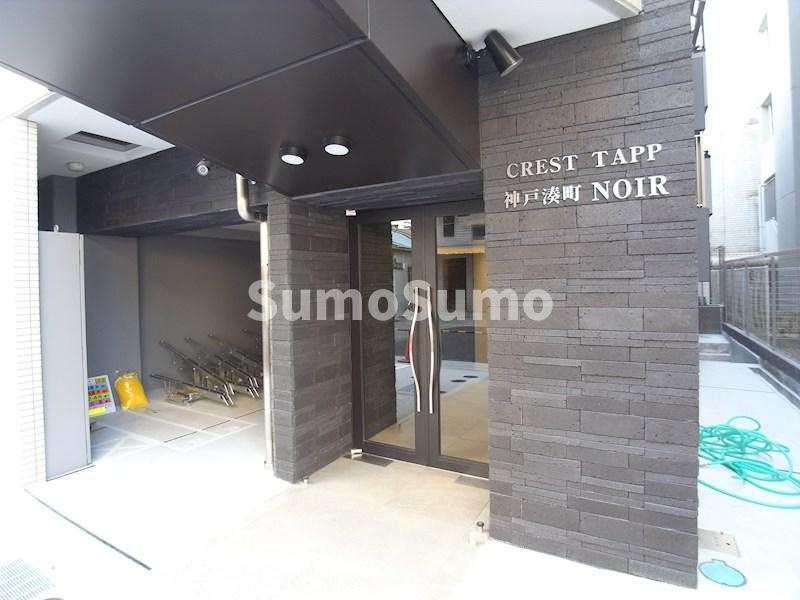 CREST TAPP 神戸湊町　NOIRのエントランス|建物外観を気になさる方へ、見た目の良い物件です