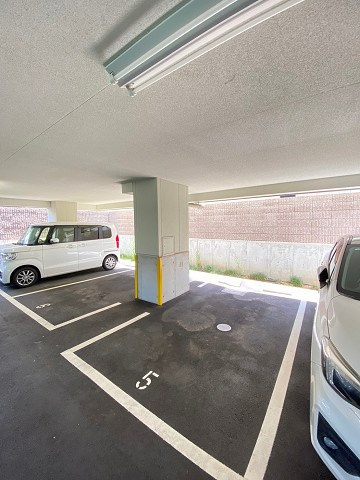 アールワイ西宮の駐車場
