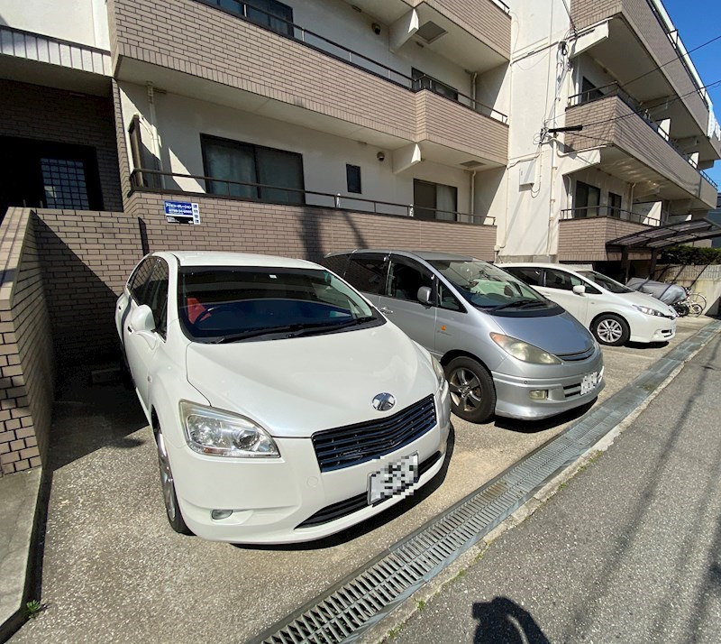 アイマンション長尾の駐車場