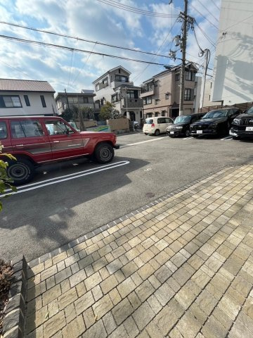 アベニール西宮北口の駐車場