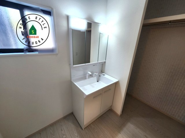 糟屋郡須恵町新原第7-1棟(1号棟）の内観：施工例|毎日使うものだから清潔な空間を保ちたい水回り。洗面にはそんな願いを解消させてくれる収納アイデアが満載です。三面鏡の裏側にはキャビネットが現れ小物から背の高い物まで収納できます。