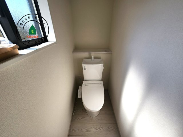 糟屋郡須恵町新原第7-1棟(1号棟）の内観：施工例|温水洗浄便座を完備しております。2ヶ所にトイレがあるのは朝の慌ただしい時間も安心です。