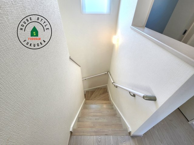 糟屋郡須恵町新原第7-1棟(1号棟）の内観：施工例|階段からも明るい光が入ります。採光や通風も階段の重要な役割です。