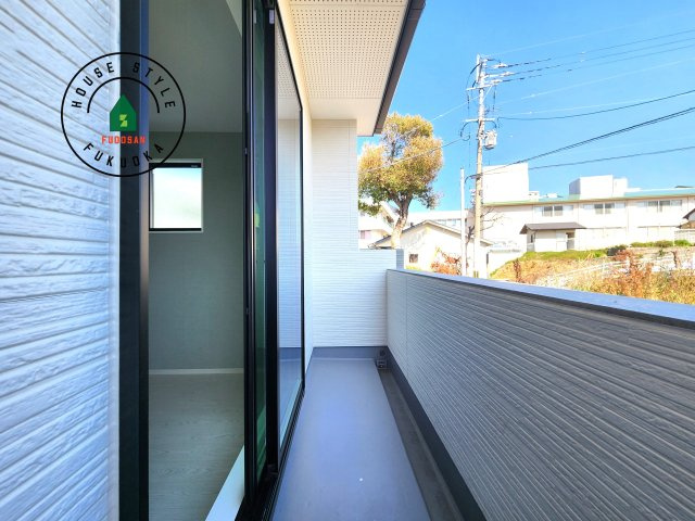 糟屋郡須恵町新原第7-1棟(1号棟）の外観：施工例|風をしっかりと感じられるバルコニーでは、毎日が洗濯日和です。広々としているので洗濯も楽しくなるでしょうし、気分転換にバルコニーからの眺めを楽しむのもいいでしょう。