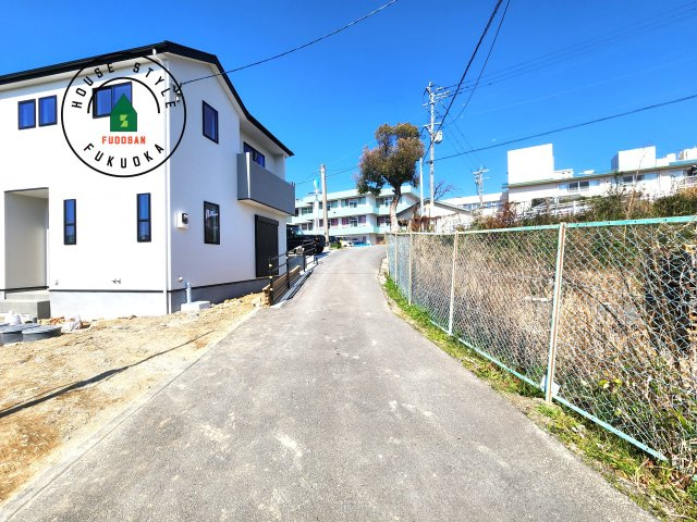糟屋郡須恵町新原第7-1棟(1号棟）の前面道路含む現地写真|前面道路は閑静な住宅地をはしる車通りの少ない道路。お車の出し入れが苦手なママや小さなお子様にも安心ですね。しっかり舗装もされているので、ベビーカーや自転車で通っても快適に通行できます。